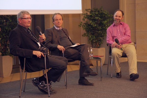 R. Schlögl, J. Renn, C. Neylon (from the left)