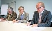 Die drei Rektoren der Luzerner Hochschulen Prof. Dr. Markus Hodel (Hochschule Luzern), Prof. Dr. Hans-Rudolf Schärer (Pädagogische Hochschule Luzern) und Prof. Dr. Paul Richli (Universität Luzern) unterzeichnen die Berliner Erklärung über den offenen Zugang zu wissenschaftlichem Wissen.