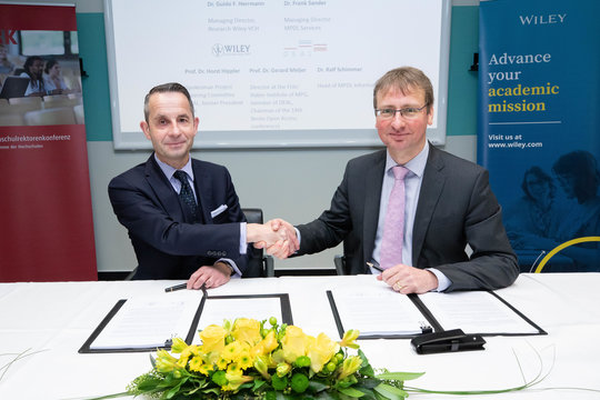 Contract signing: Dr. Guido Herrmann, Managing Director Wiley-VCH, and Dr. Frank Sander, Managing Director Max Planck Digital Library Services