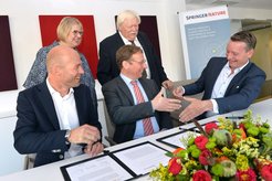 sitting in front (left to right): Frank Vrancken Peeters (Chief Commercial Officer, Springer Nature), Dr. Frank Sander (Max Planck Digital Library), Daniel Ropers (CEO, Springer Nature); standing behind: Dagmar Laging (Vice President Institutional Sales, Springer Nature), Prof. Dr. Hippler (Sprecher Projektlenkungsausschuss Projekt DEAL)